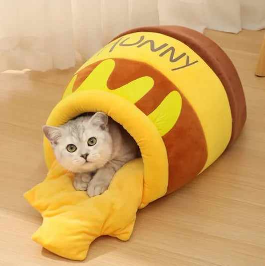 Zavero™ Frog Shape Cat Villa — Semi-Enclosed Warm Plush Nest